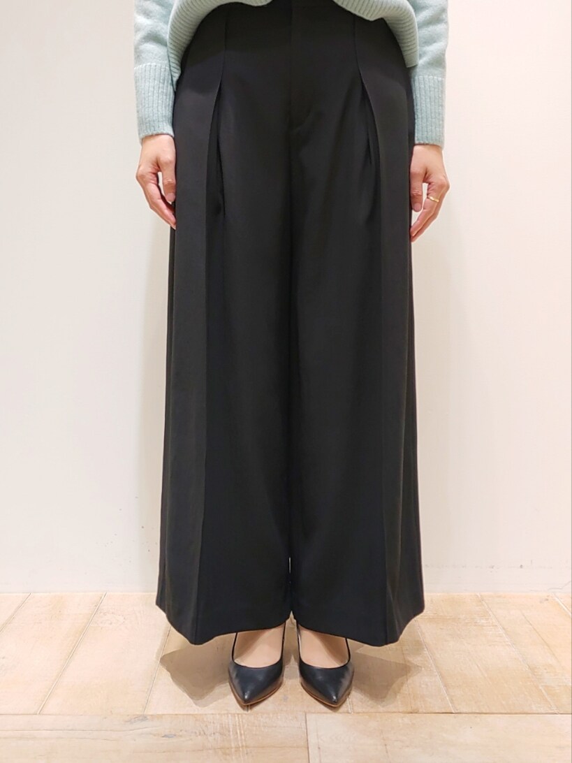 ホワイト系のシャツ/ブラウス、ブルー系のニット/セーター、ブラック系のその他パンツを着用したレディースの冬コーディネートの2枚目の写真