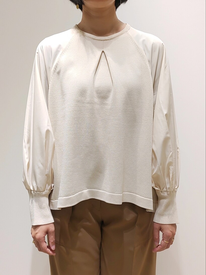 ホワイト系のニット/セーター、イエロー系のカーゴパンツを着用したレディースの冬コーディネートの2枚目の写真