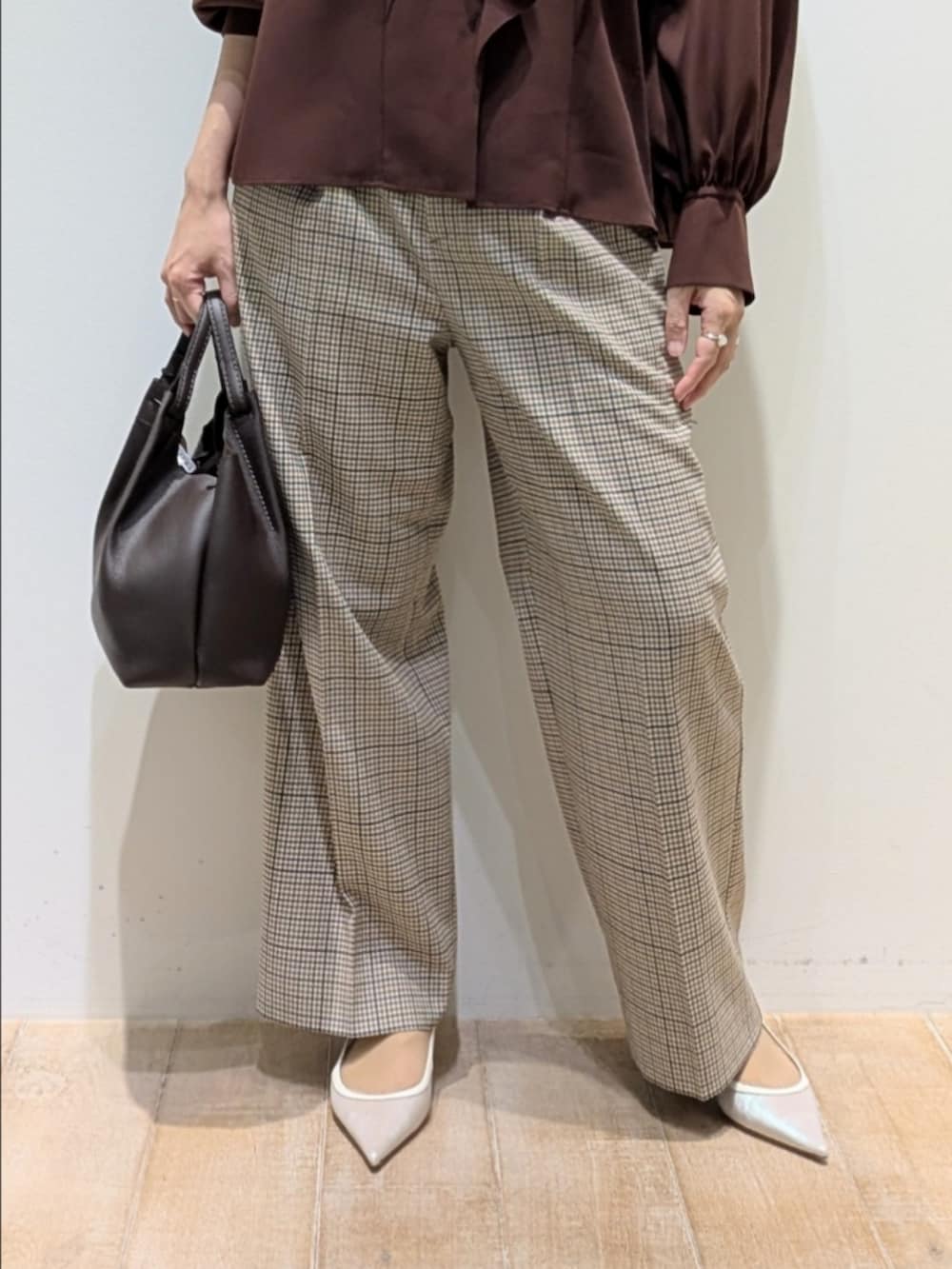 レッド系のシャツ/ブラウス、ベージュ系のその他パンツを着用したレディースの秋コーディネートの3枚目の写真