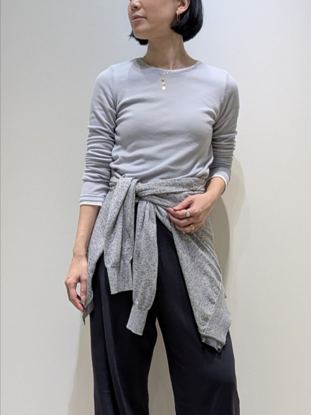 ホワイト系のTシャツ/カットソー、グレー系のTシャツ/カットソー、グレー系のカーディガン/ボレロを着用したレディースの春コーディネートの2枚目の写真