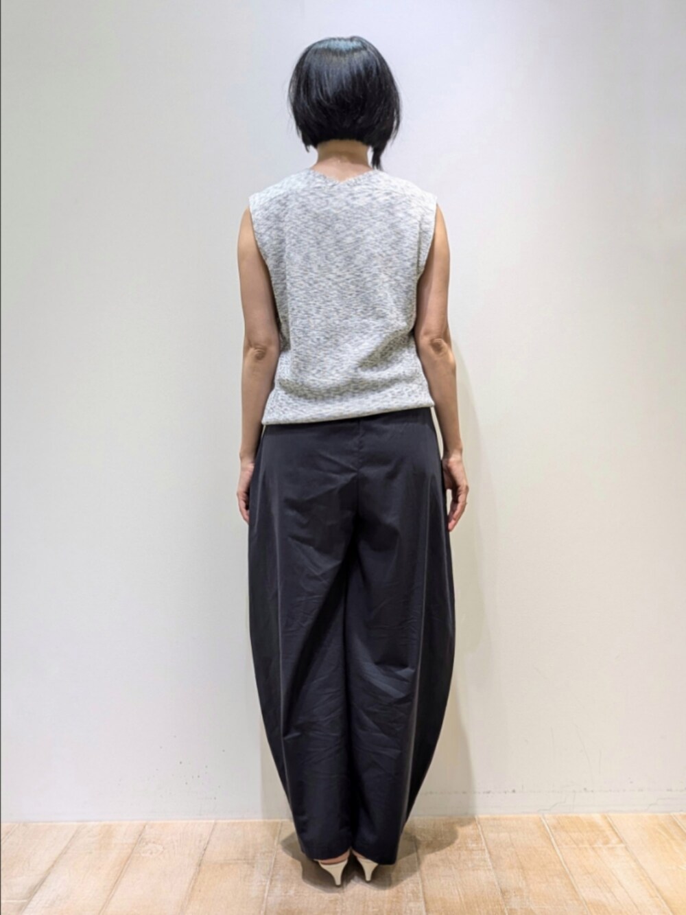 グレー系のベスト、ブラック系のタンクトップ、ブルー系のカーゴパンツを着用したレディースの夏コーディネートの5枚目の写真