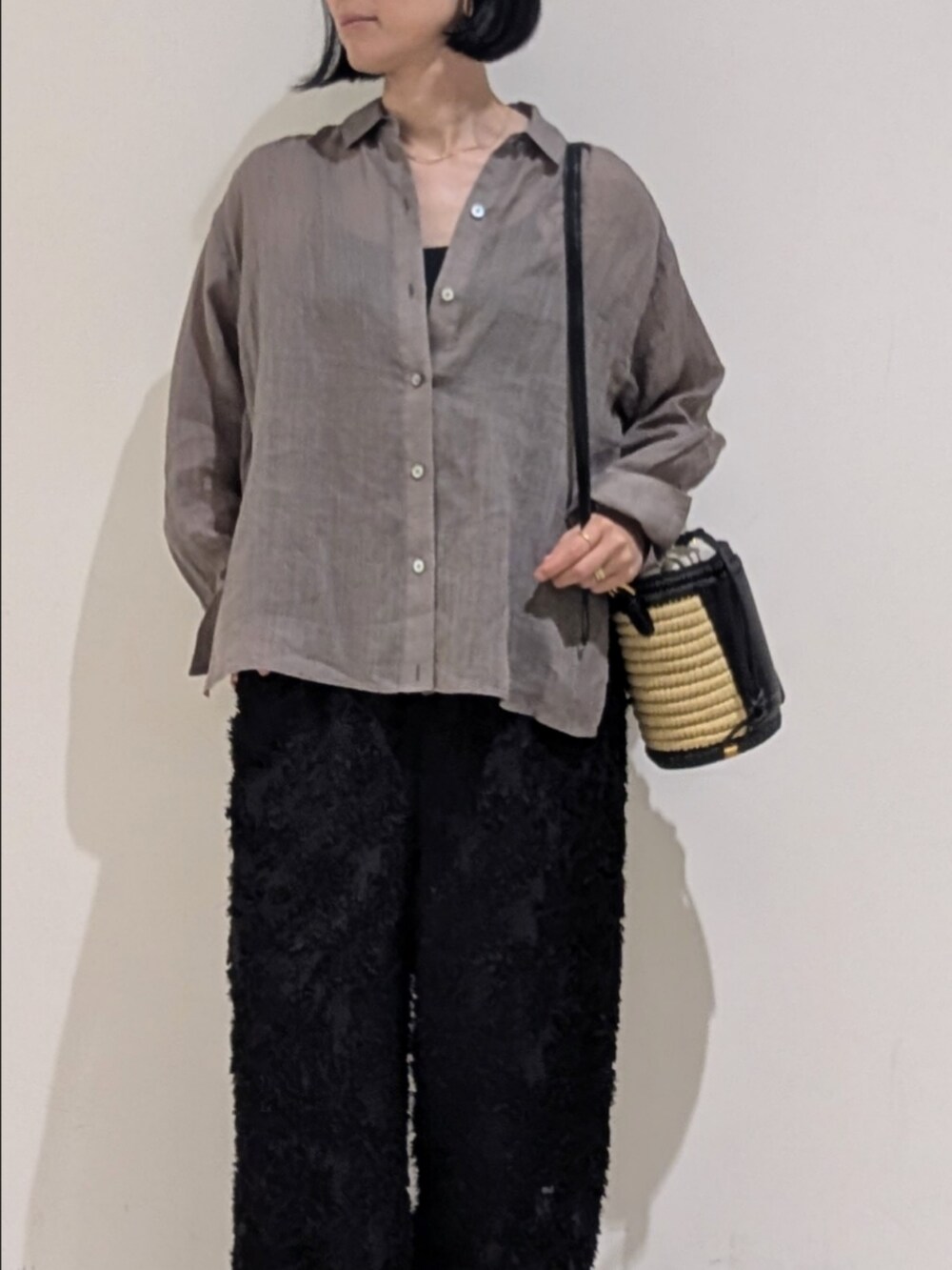 ブラウン系のシャツ/ブラウス、ブラック系のその他パンツ、ゴールド系のネックレスを着用したレディースの夏コーディネートの2枚目の写真