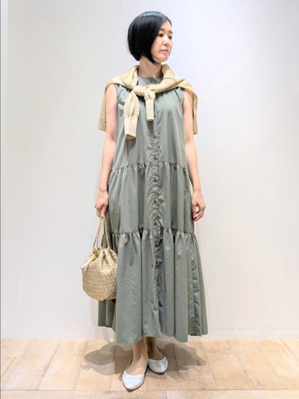 ゴールド系のTシャツ/カットソー、グリーン系のワンピース、ゴールド系のショルダーバッグを着用したレディースの夏コーディネートの4枚目の写真