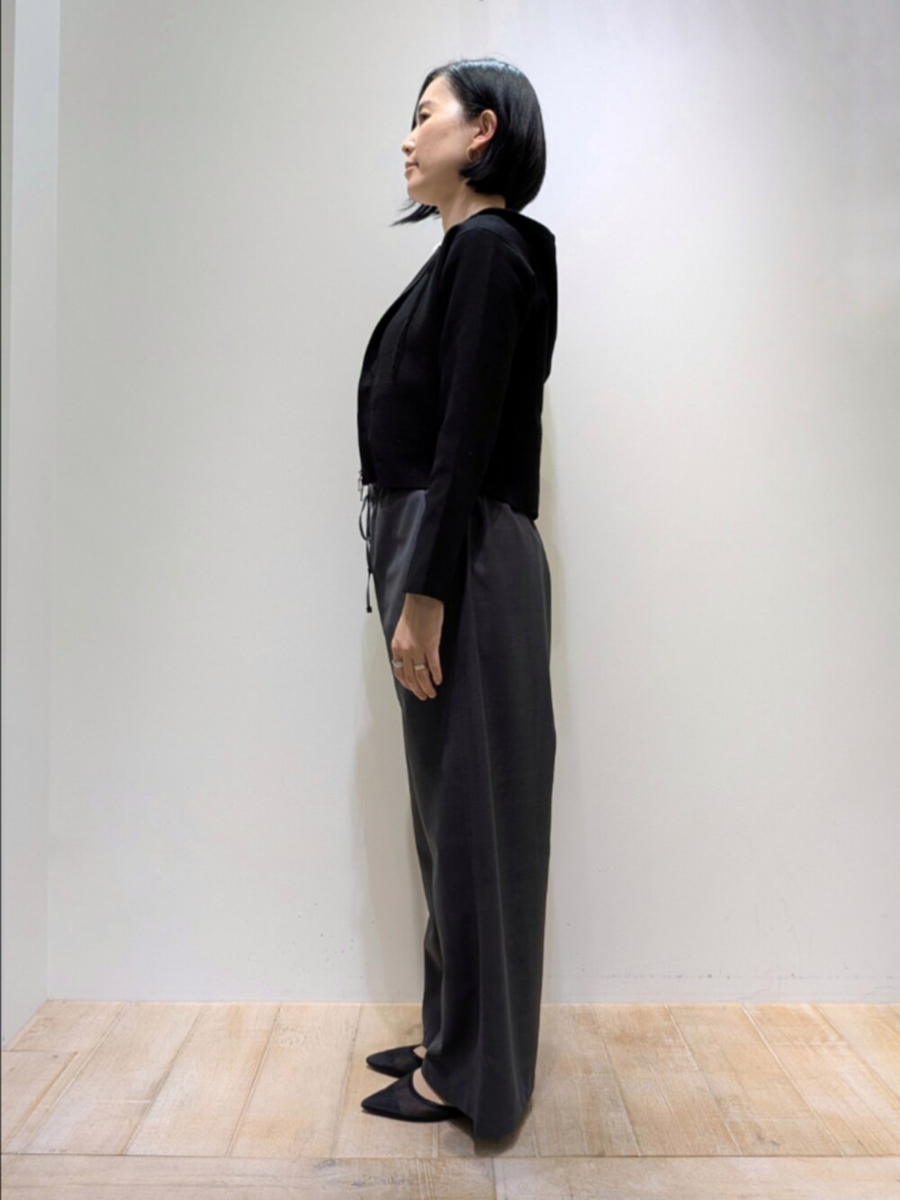 ブラック系のパーカー、ホワイト系のTシャツ/カットソー、グレー系のその他パンツを着用したレディースの秋コーディネートの4枚目の写真