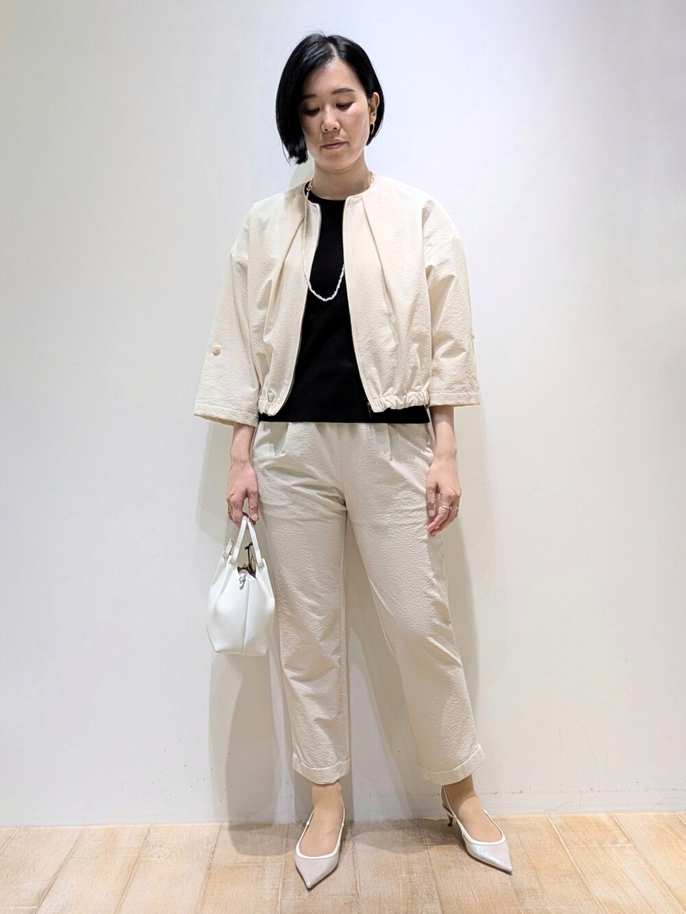 ベージュ系のブルゾン、ベージュ系のその他パンツを着用したレディースの夏コーディネートの3枚目の写真