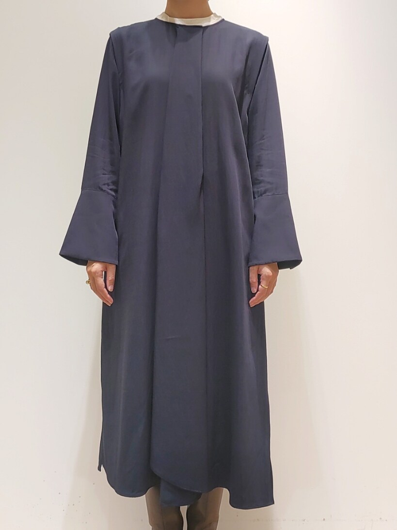 ブルー系のワンピース、ホワイト系のTシャツ/カットソーを着用したレディースの秋コーディネートの2枚目の写真