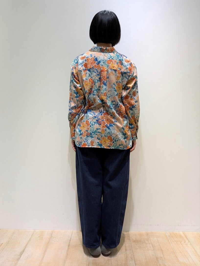 グレー系のシャツ/ブラウスを着用したレディースの冬コーディネートの5枚目の写真