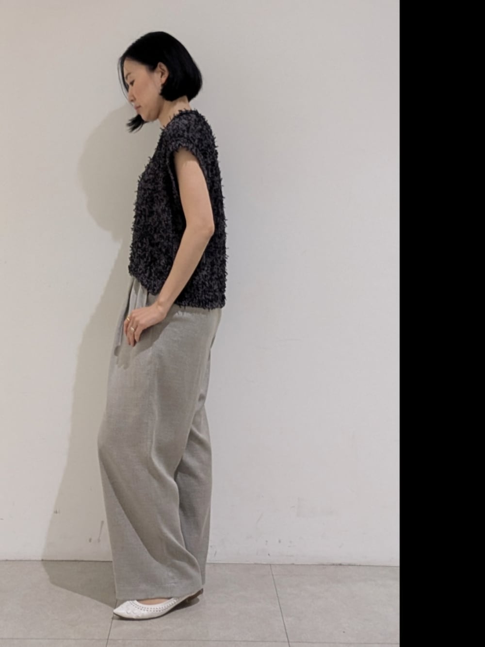 グレー系のニット/セーター、グレー系のその他パンツを着用したレディースの夏コーディネートの4枚目の写真