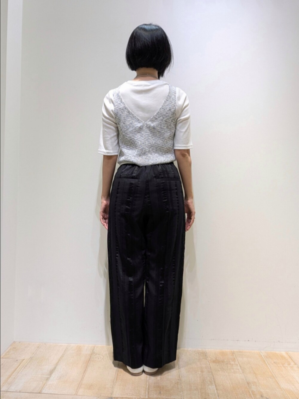 ホワイト系のTシャツ/カットソー、ブラック系のその他パンツ、グレー系のベストを着用したレディースの夏コーディネートの5枚目の写真