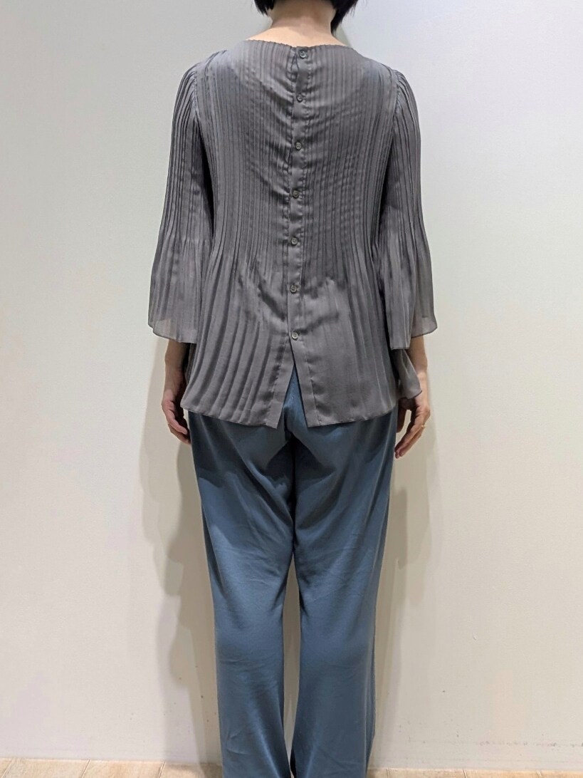 グレー系のシャツ/ブラウス、グリーン系のその他パンツを着用したレディースの春コーディネートの3枚目の写真