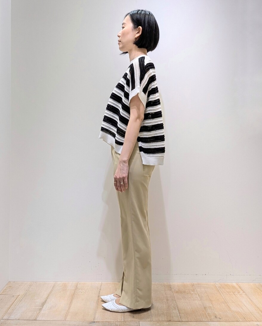 その他のニット/セーター、イエロー系のスラックスを着用したレディースの春コーディネートの2枚目の写真