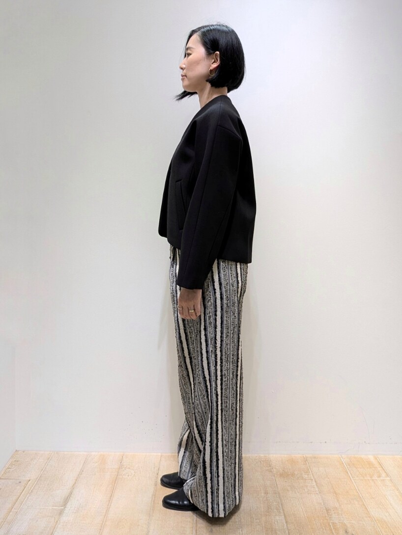 ブラック系のその他パンツ、ブラック系のノーカラージャケットを着用したレディースの秋コーディネートの2枚目の写真