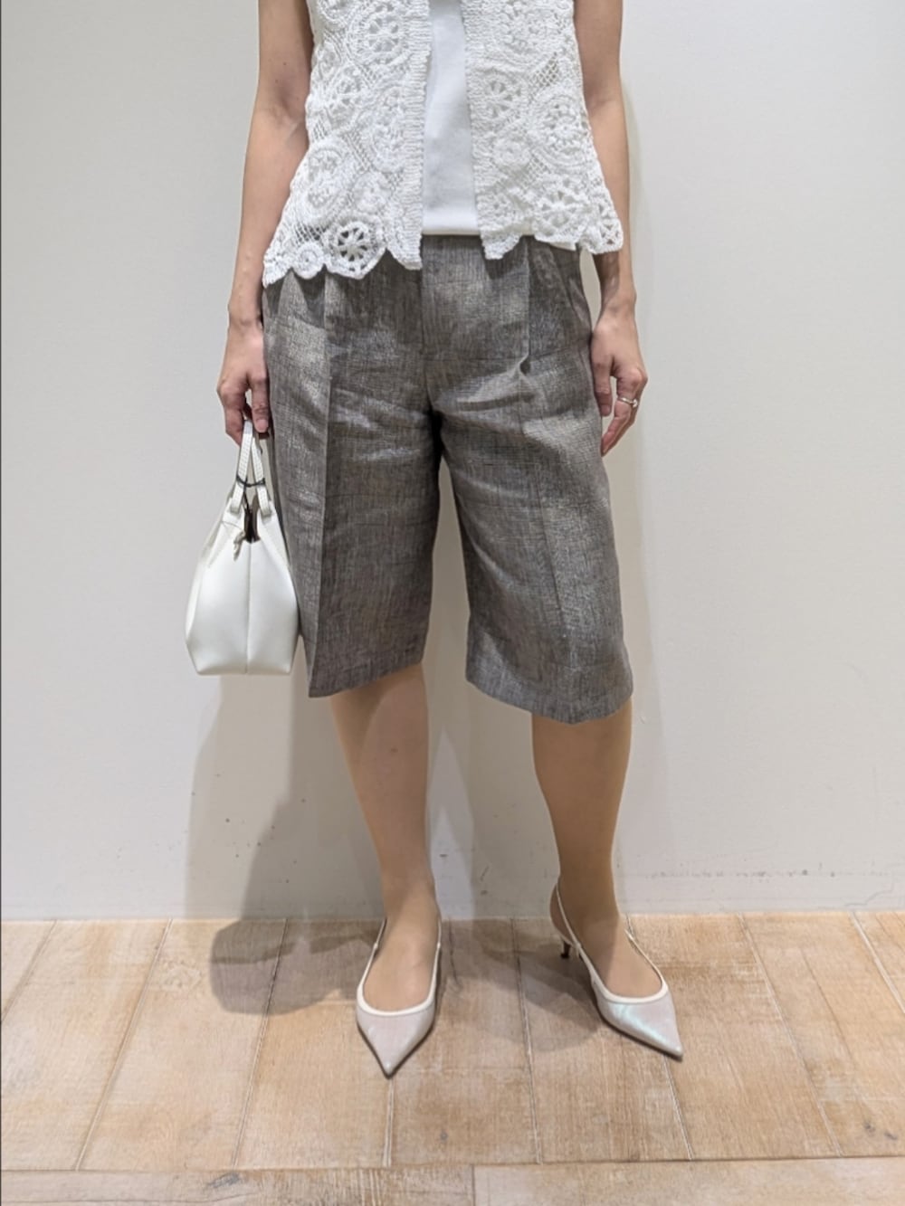 ホワイト系のタンクトップ、ホワイト系のベスト、ベージュ系のその他パンツを着用したレディースの春コーディネートの3枚目の写真