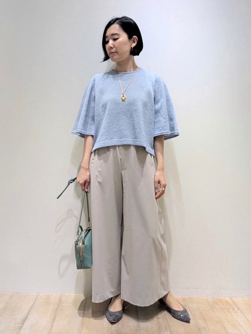 ブルー系のTシャツ/カットソー、ベージュ系のその他パンツを着用したレディースの春コーディネートの5枚目の写真