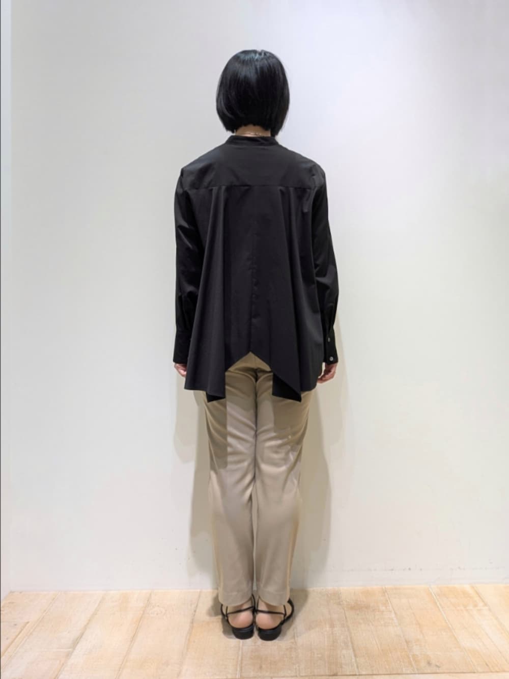 ブラック系のその他パンツ、ブラック系のシャツ/ブラウスを着用したレディースの秋コーディネートの5枚目の写真