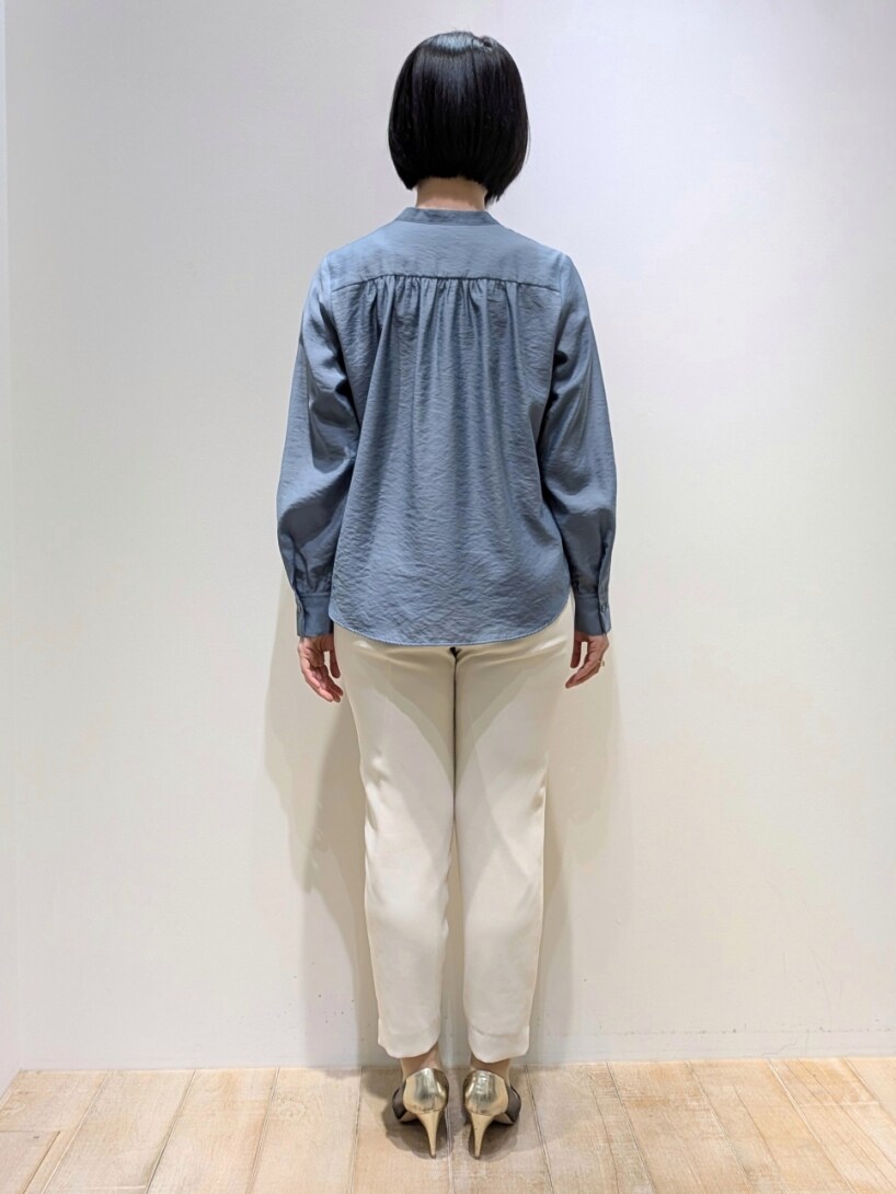 ブルー系のシャツ/ブラウス、ホワイト系のスラックスを着用したレディースの春コーディネートの3枚目の写真