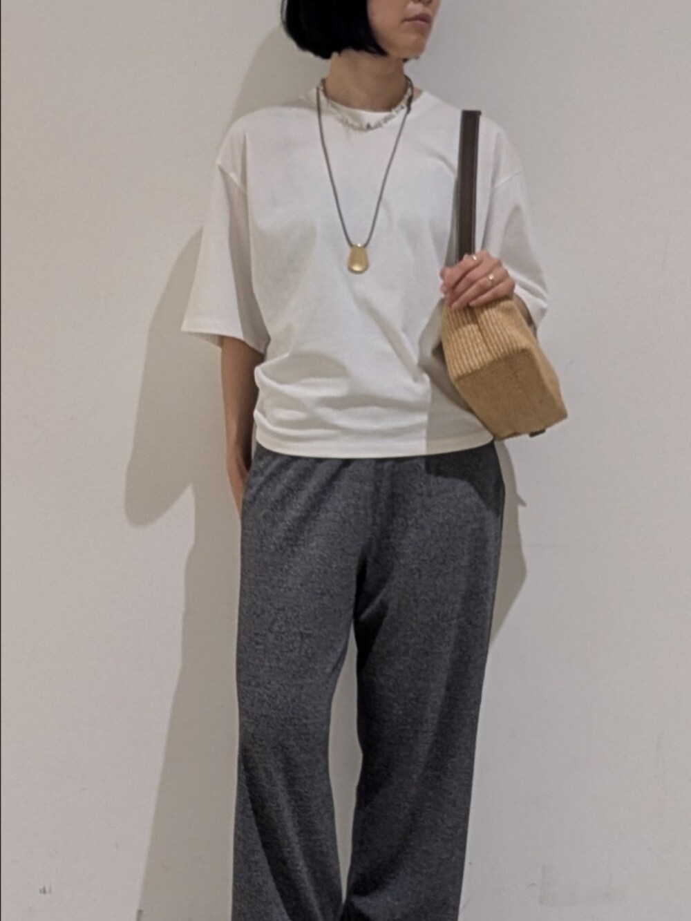 ホワイト系のTシャツ/カットソー、グレー系のその他パンツ、ゴールド系のネックレスを着用したレディースの夏コーディネートの2枚目の写真