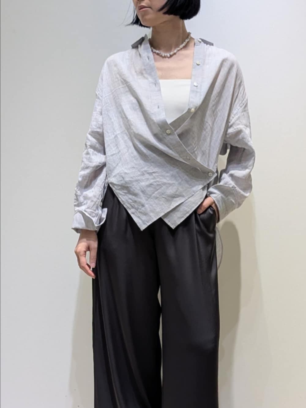 パープル系のシャツ/ブラウス、グレー系のその他パンツ、ホワイト系のタンクトップを着用したレディースの春コーディネートの2枚目の写真