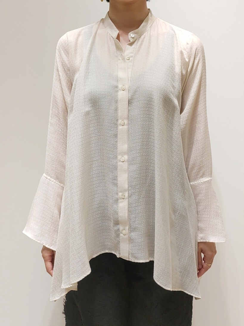 ホワイト系のシャツ/ブラウス、ブラック系のその他パンツを着用したレディースの夏コーディネートの2枚目の写真