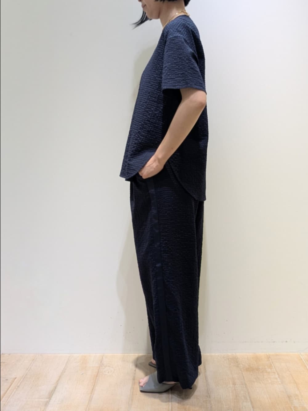ブルー系のTシャツ/カットソー、ブルー系のその他パンツ、ゴールド系のネックレスを着用したレディースの夏コーディネートの4枚目の写真