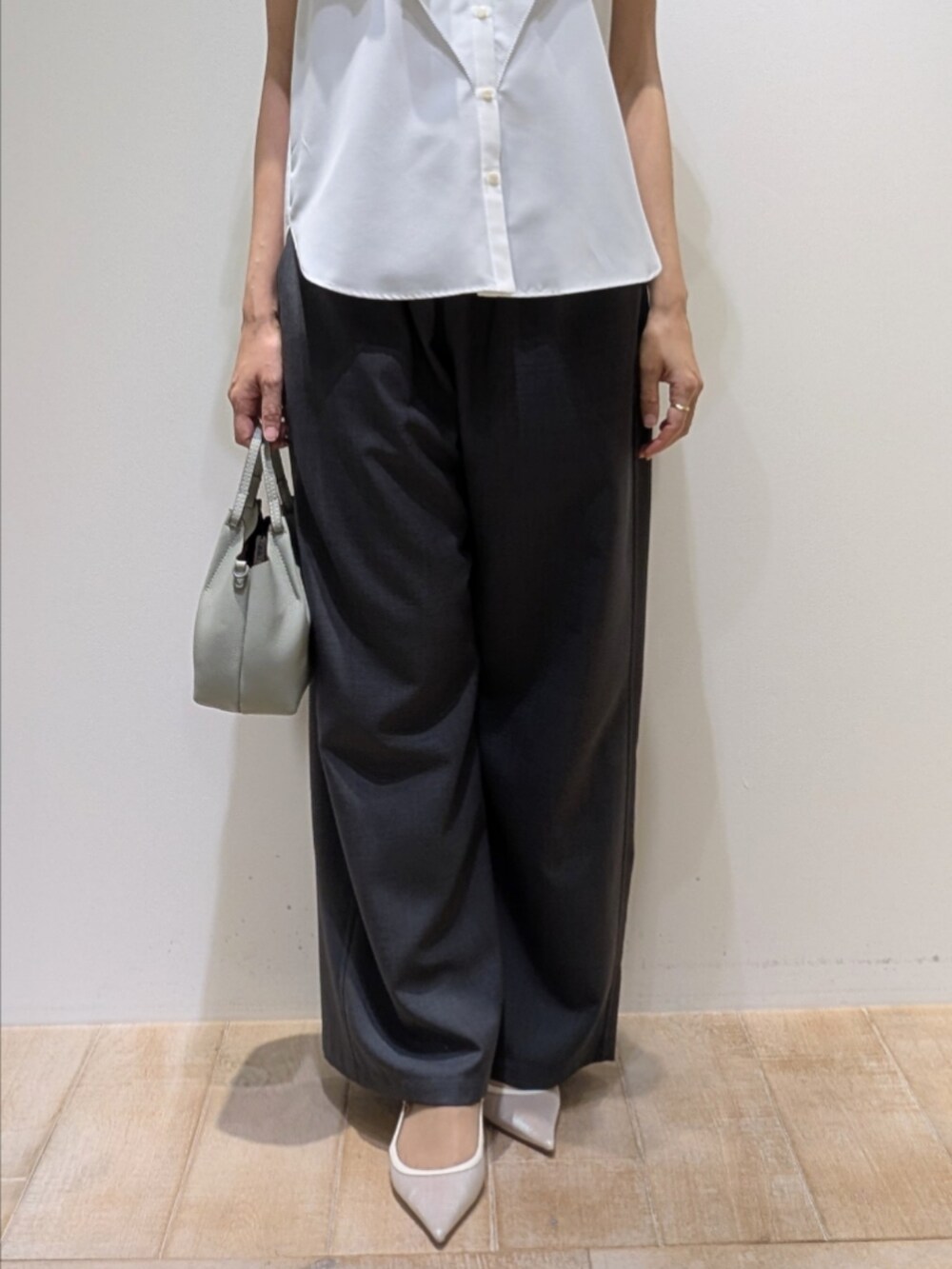 ホワイト系のシャツ/ブラウス、グレー系のその他パンツを着用したレディースの秋コーディネートの3枚目の写真