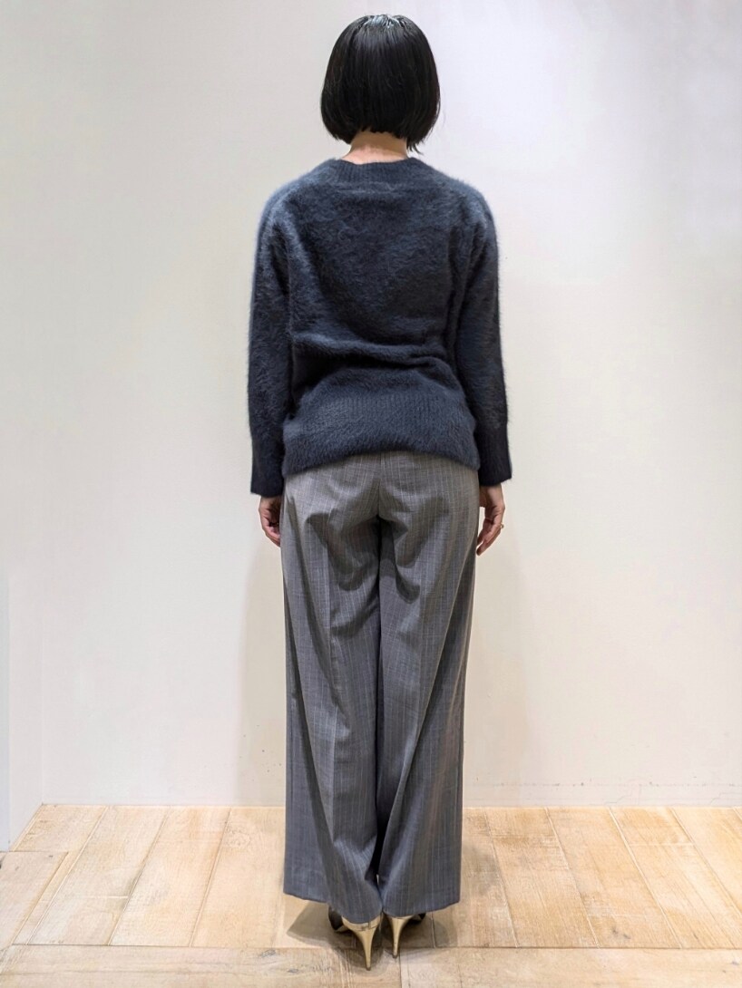 グリーン系のニット/セーター、その他のスラックスを着用したレディースの秋コーディネートの3枚目の写真