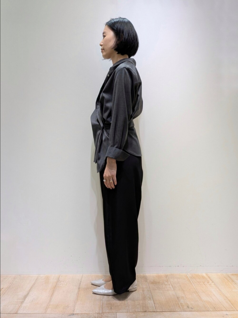 グレー系のシャツ/ブラウス、ブラック系のその他パンツを着用したレディースの秋コーディネートの4枚目の写真