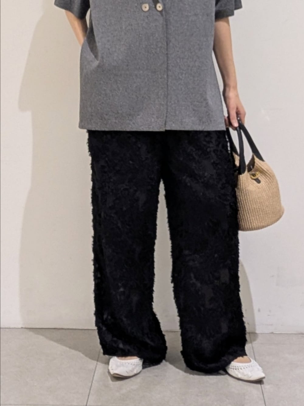 グレー系のテーラードジャケット、グレー系のTシャツ/カットソー、ブラック系のその他パンツを着用したレディースの夏コーディネートの3枚目の写真