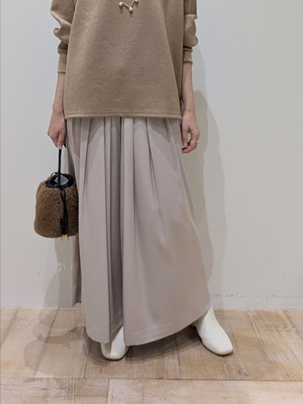 ブラウン系のスウェット、ベージュ系のその他パンツを着用したレディースの冬コーディネートの3枚目の写真