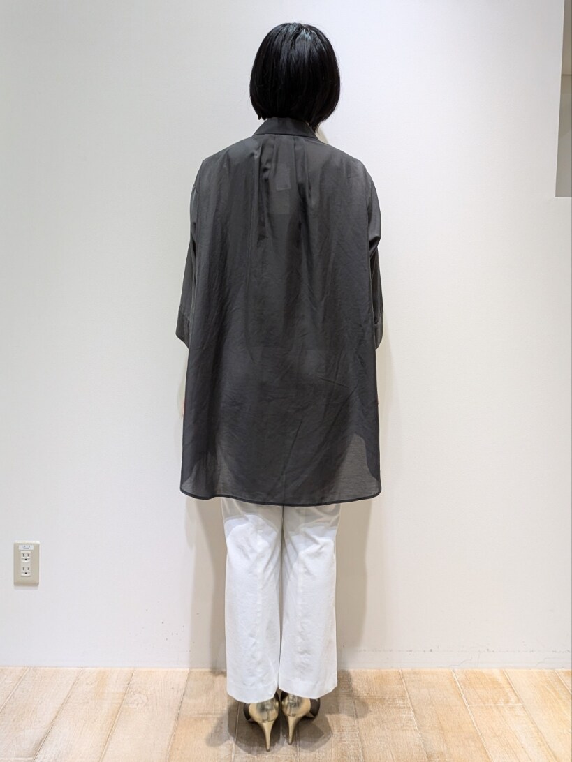 グレー系のシャツ/ブラウス、ホワイト系のその他パンツ、ベージュ系のタンクトップを着用したレディースの夏コーディネートの3枚目の写真