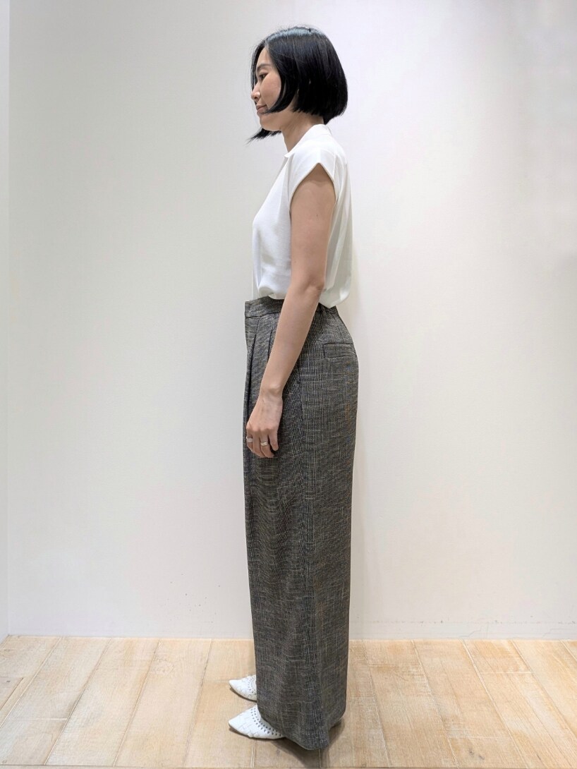 ブラック系のその他パンツ、ホワイト系のTシャツ/カットソーを着用したレディースの夏コーディネートの3枚目の写真