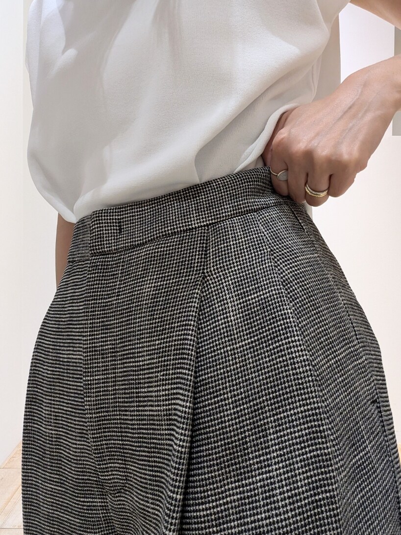 ブラック系のその他パンツ、ホワイト系のTシャツ/カットソーを着用したレディースの夏コーディネートの4枚目の写真