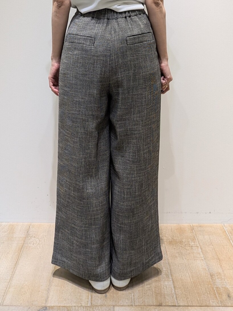 ブラック系のその他パンツ、ホワイト系のTシャツ/カットソーを着用したレディースの夏コーディネートの5枚目の写真