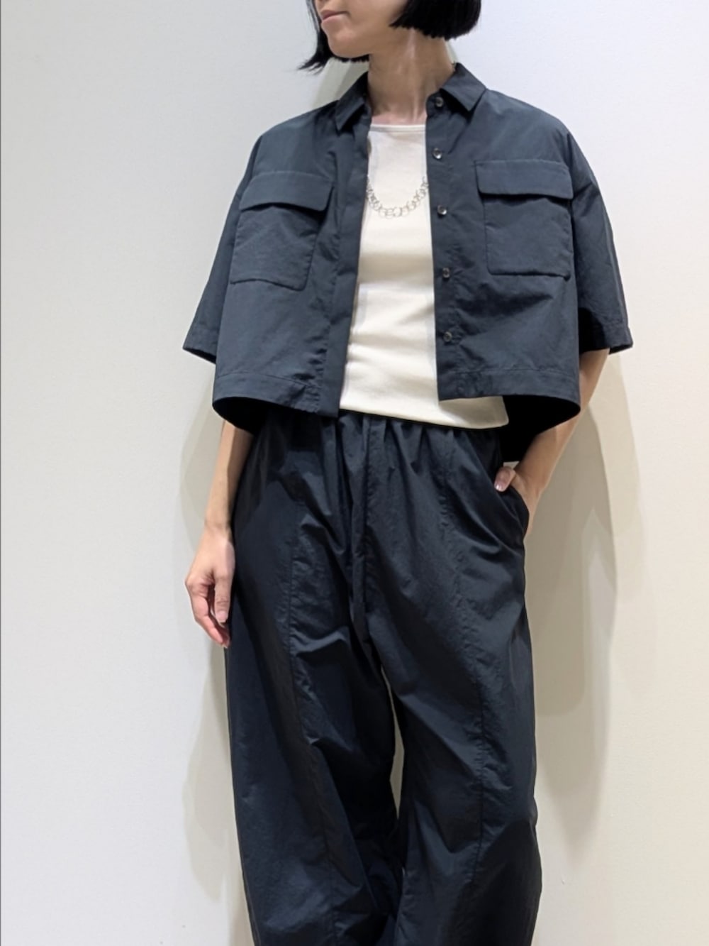 グレー系のシャツ/ブラウス、グレー系のその他パンツ、ホワイト系のタンクトップを着用したレディースの春コーディネートの2枚目の写真
