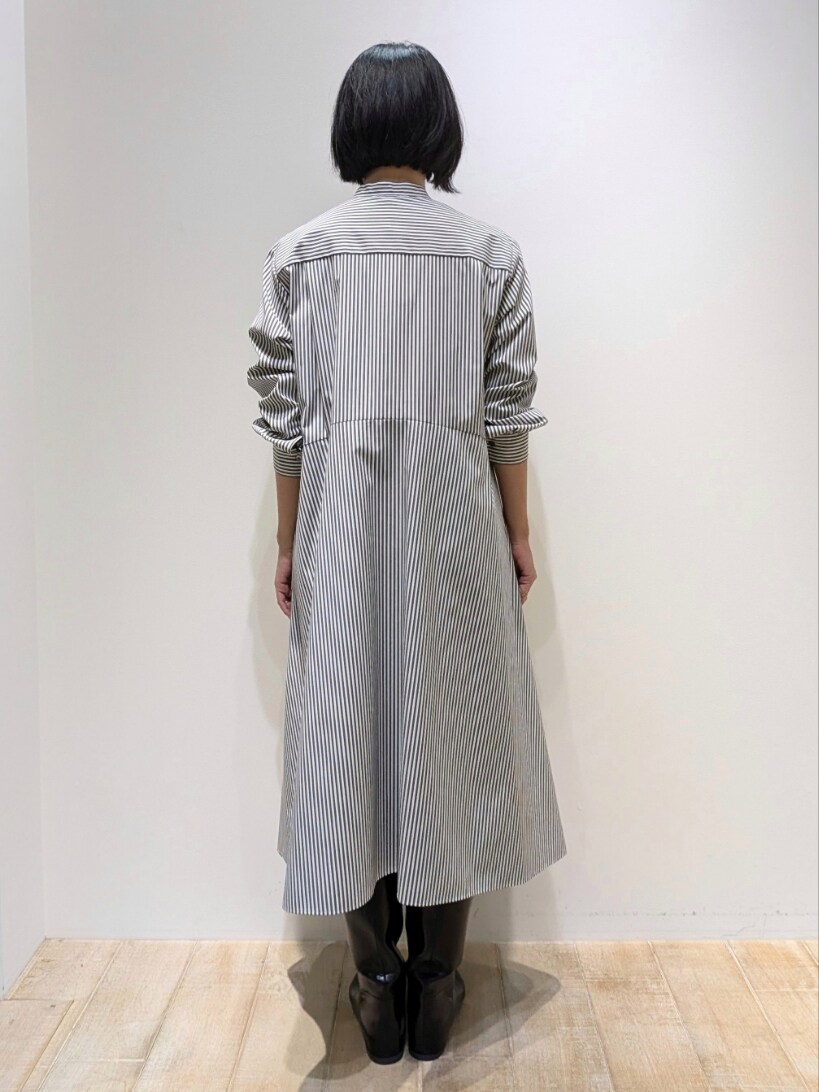 ブラック系のワンピースを着用したレディースの夏コーディネートの3枚目の写真