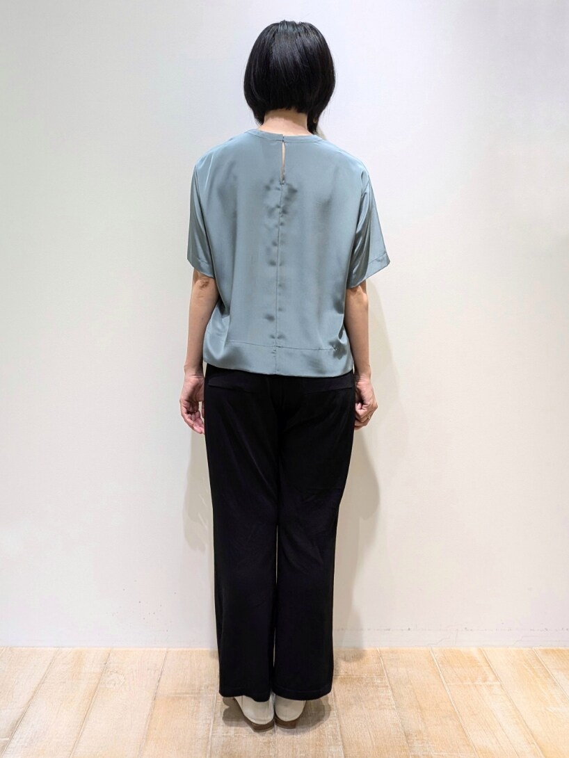 グリーン系のTシャツ/カットソー、ブラック系のその他パンツを着用したレディースの夏コーディネートの4枚目の写真