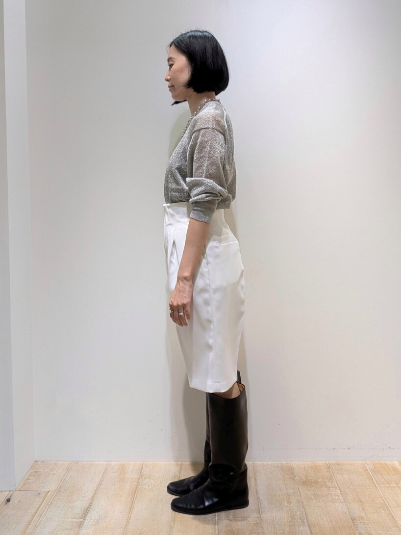 シルバー系のTシャツ/カットソー、ホワイト系のその他パンツを着用したレディースの夏コーディネートの2枚目の写真