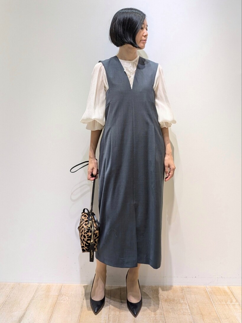 グリーン系のワンピース、ホワイト系のシャツ/ブラウスを着用したレディースの秋コーディネートの4枚目の写真