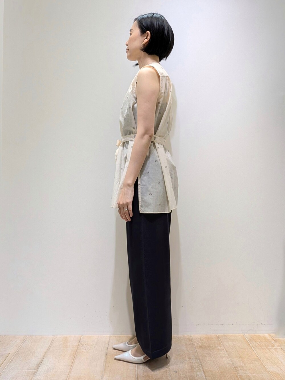 グレー系のその他パンツ、ベージュ系のシャツ/ブラウスを着用したレディースの夏コーディネートの3枚目の写真