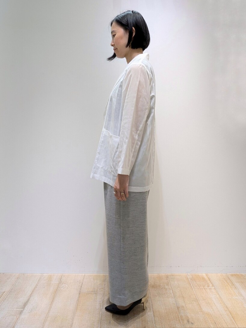 ホワイト系のテーラードジャケット、グレー系のその他パンツ、ブラック系のニット/セーターを着用したレディースの夏コーディネートの2枚目の写真