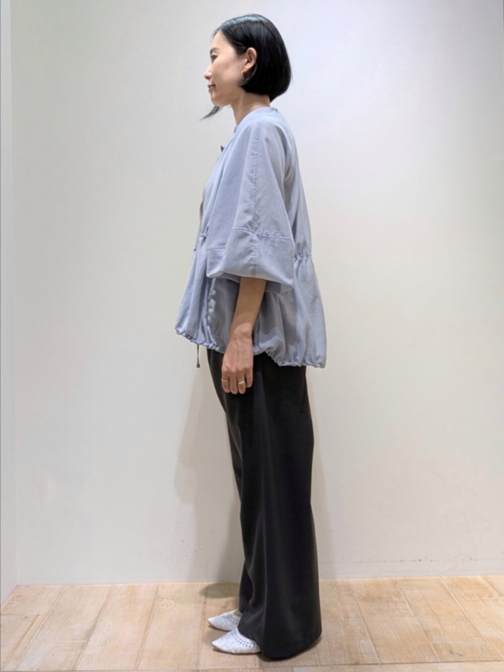 ブルー系のブルゾン、その他のタンクトップ、グレー系のその他パンツを着用したレディースの夏コーディネートの4枚目の写真