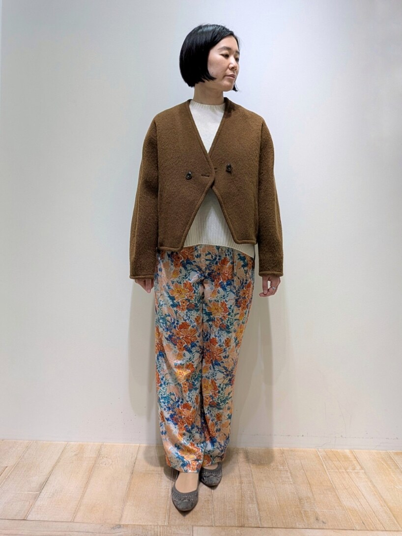 「オトナカジュアル、qualite、カリテ(qualite)、コートスタイル、コートコーデ、ショートコート、ウールコート、シャギーコート、フラワープリント、フラワー柄、パンツスタイル、パンツ、パンツコーデ、骨格ウェーブ、ブルベ夏」｜「qualiteのモヘアシャギーショートーコート（ノーカラーコート、イエロー系）」を使った、Chieさん（骨格ウェーブ・レディース・164cm）の冬コーディネートの4枚目の写真