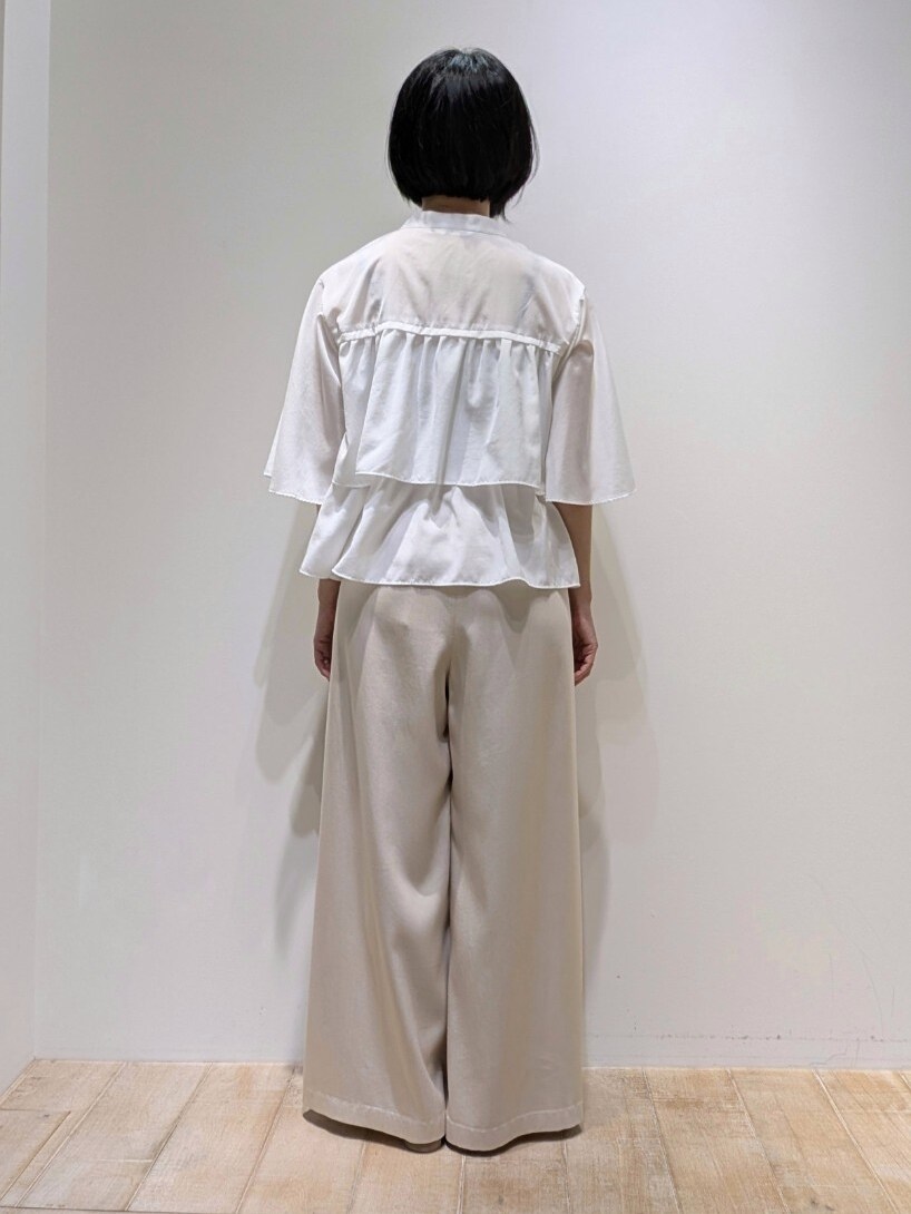 ホワイト系のシャツ/ブラウス、ホワイト系のその他パンツを着用したレディースの春コーディネートの3枚目の写真