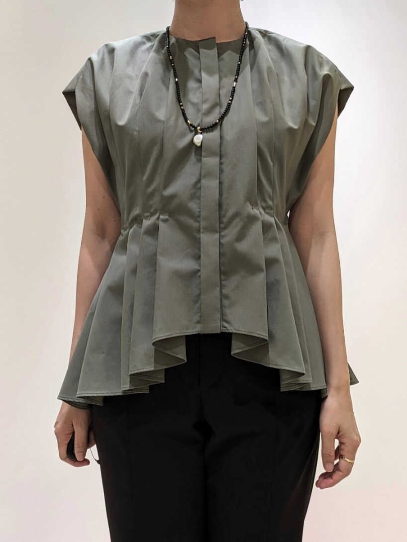 グリーン系のシャツ/ブラウス、ブラック系のその他パンツを着用したレディースの春コーディネートの3枚目の写真