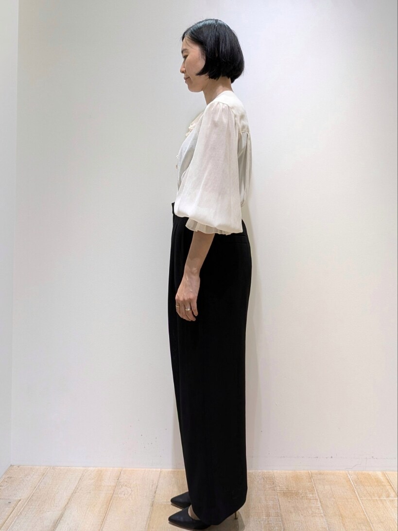 ホワイト系のシャツ/ブラウス、ブラック系のその他パンツを着用したレディースの秋コーディネートの2枚目の写真