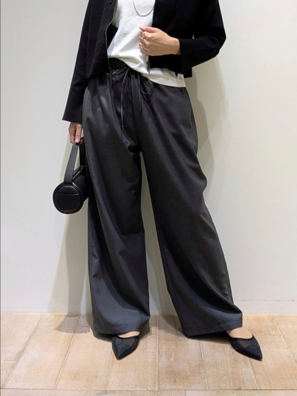 ブラック系のパーカー、ホワイト系のTシャツ/カットソー、グレー系のその他パンツを着用したレディースの秋コーディネートの3枚目の写真