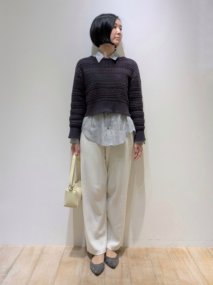 グレー系のニット/セーター、ブルー系のシャツ/ブラウス、ホワイト系のその他パンツを着用したレディースの冬コーディネートの4枚目の写真