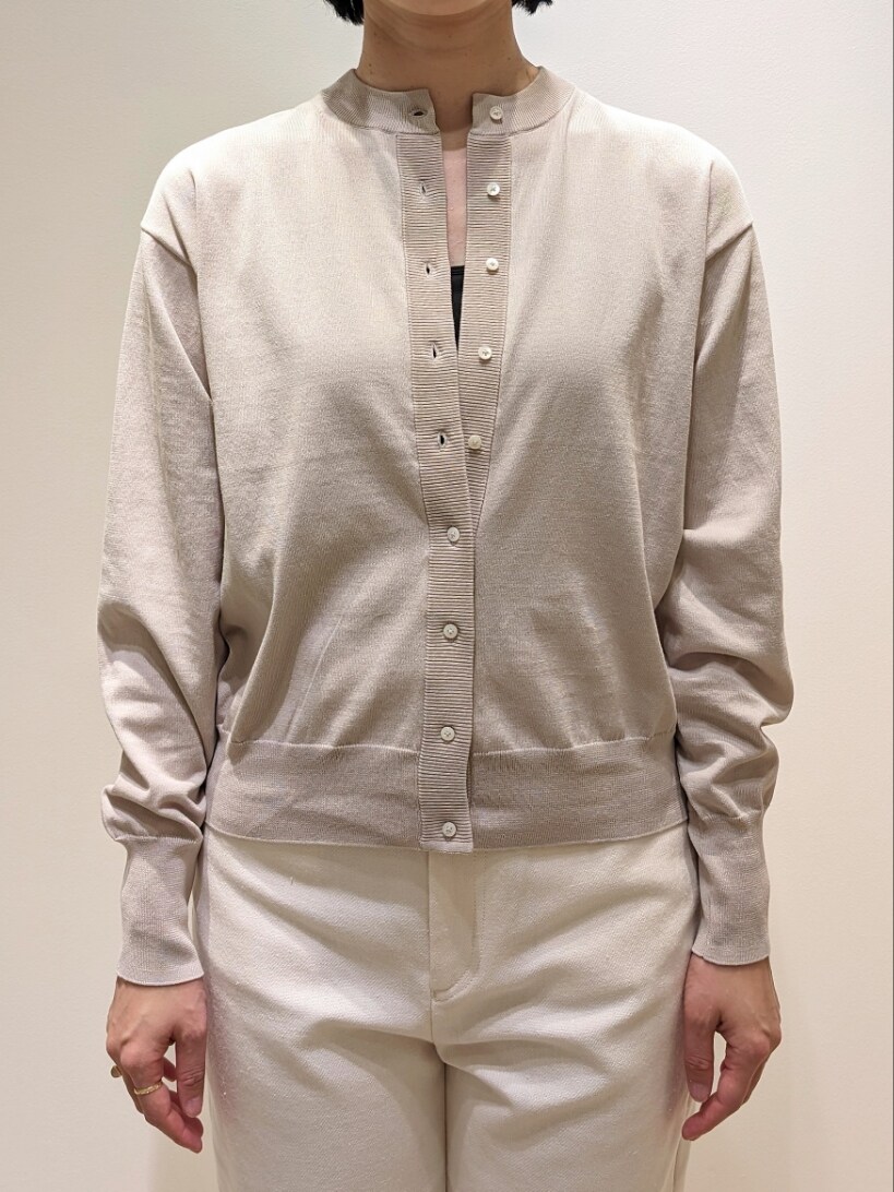 ベージュ系のカーディガン/ボレロ、ホワイト系のデニムパンツを着用したレディースの春コーディネートの2枚目の写真