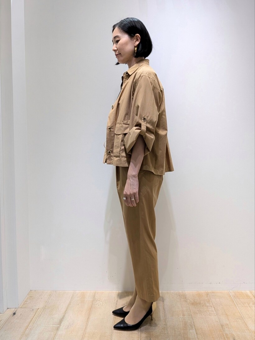 ベージュ系のシャツ/ブラウス、ベージュ系のその他パンツ、グレー系のシャツ/ブラウスを着用したレディースの夏コーディネートの2枚目の写真