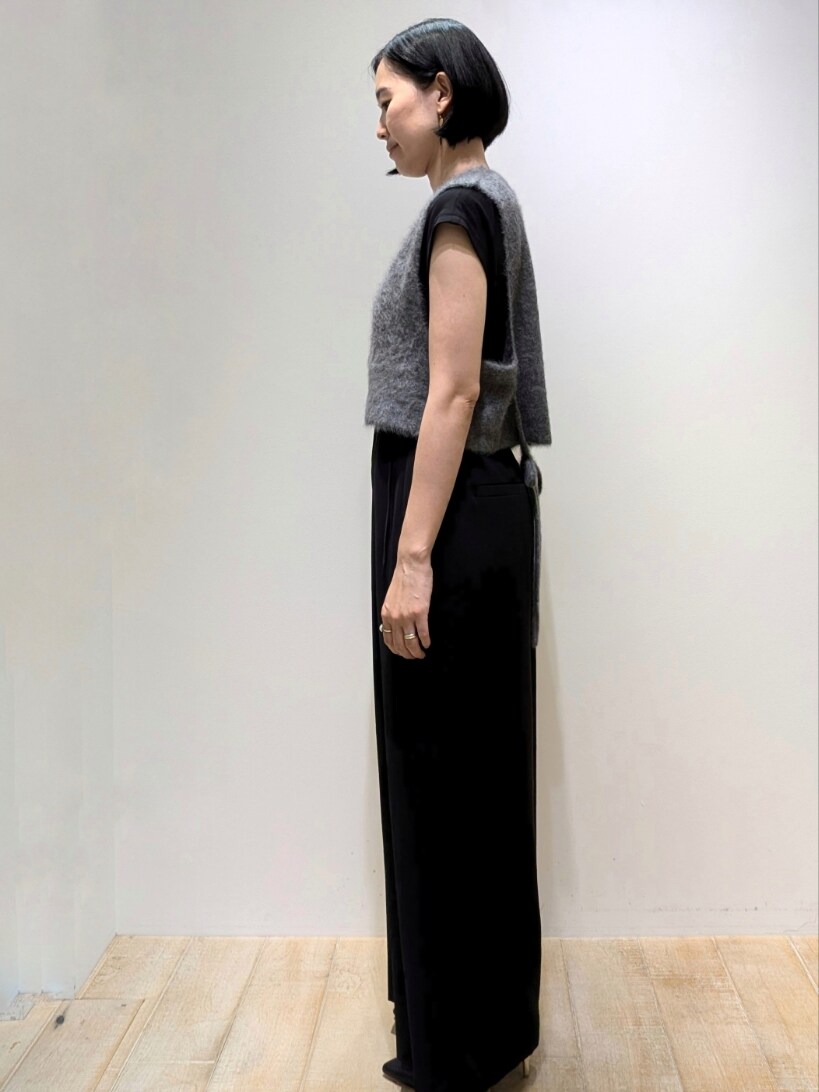 ブラック系のつなぎ/オールインワン、グレー系のベストを着用したレディースの夏コーディネートの2枚目の写真